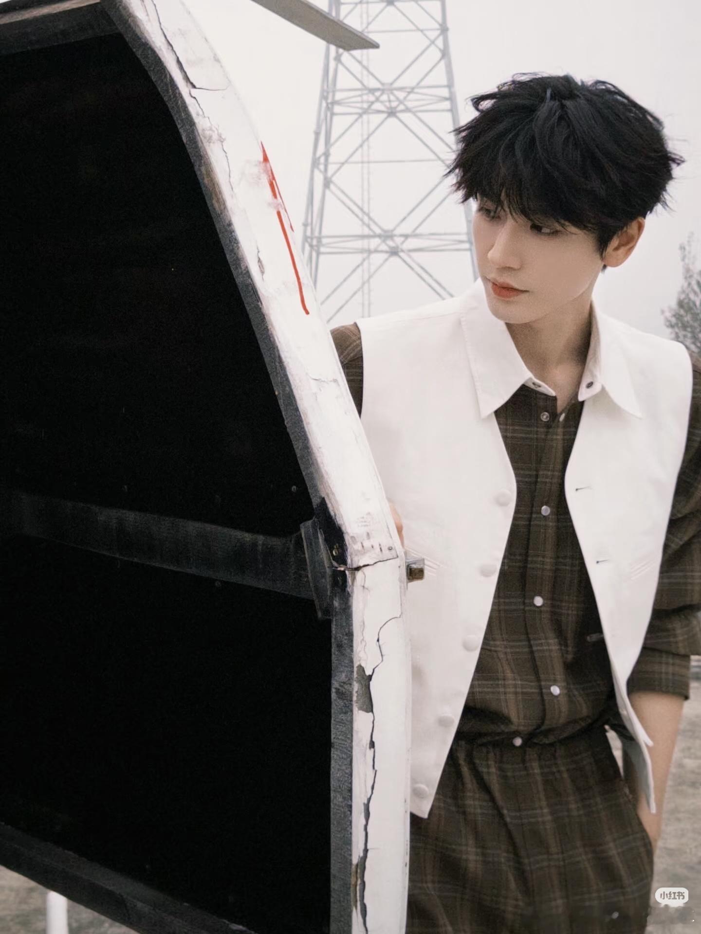 251217张凌赫ins更新！张凌赫是自拍天才，平行时空的慕容清峄