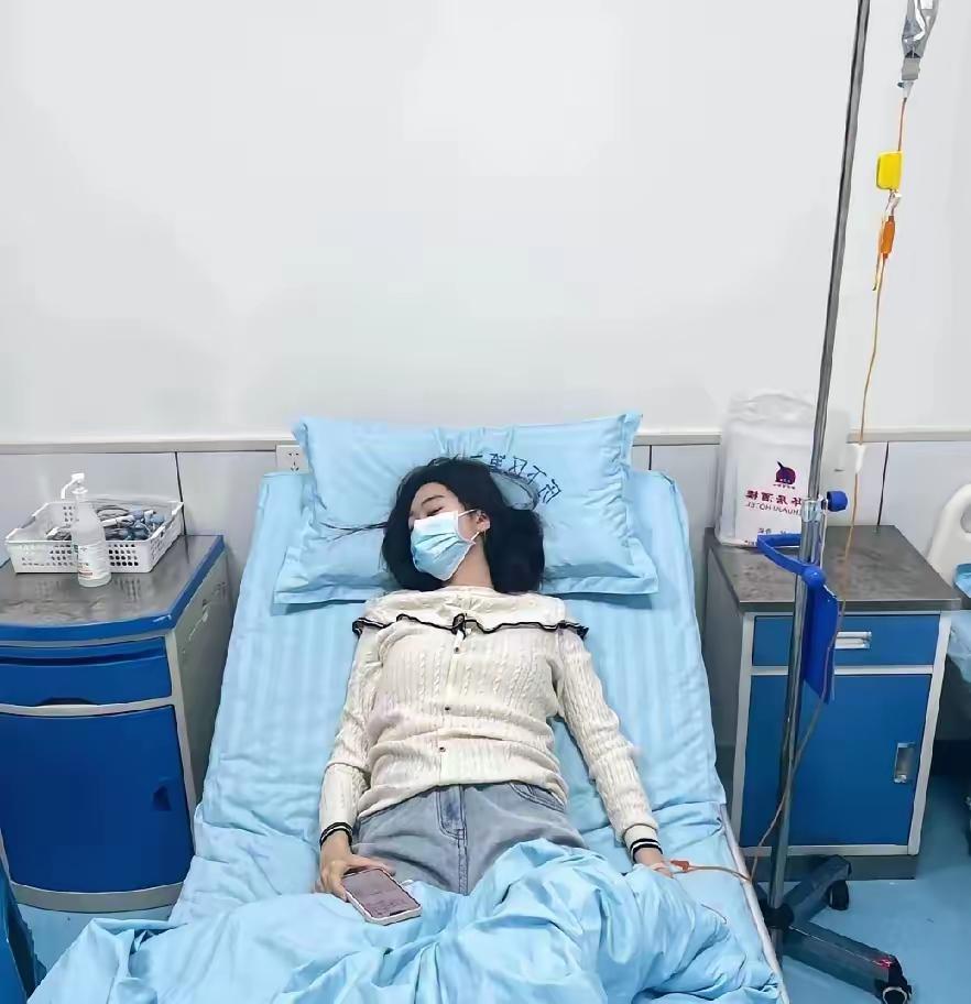 同事走了，才四十六岁，肺癌复发。她化疗时，丈夫跟她离了，她没闹，默默签了字。后来