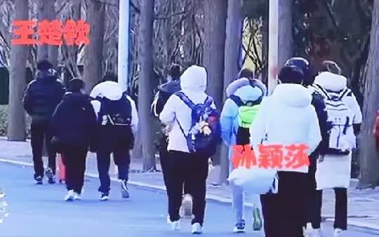 王楚钦走在女队的最前头带队，孙颖莎走在最后头压阵，不知道的还以为，大头担心女队员
