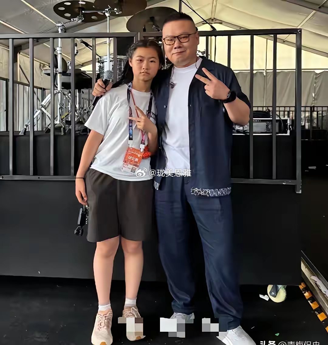 岳云鹏女儿晒15岁庆生照！小眼睛肿眼泡长得很可爱，生日宴太低调​​​​