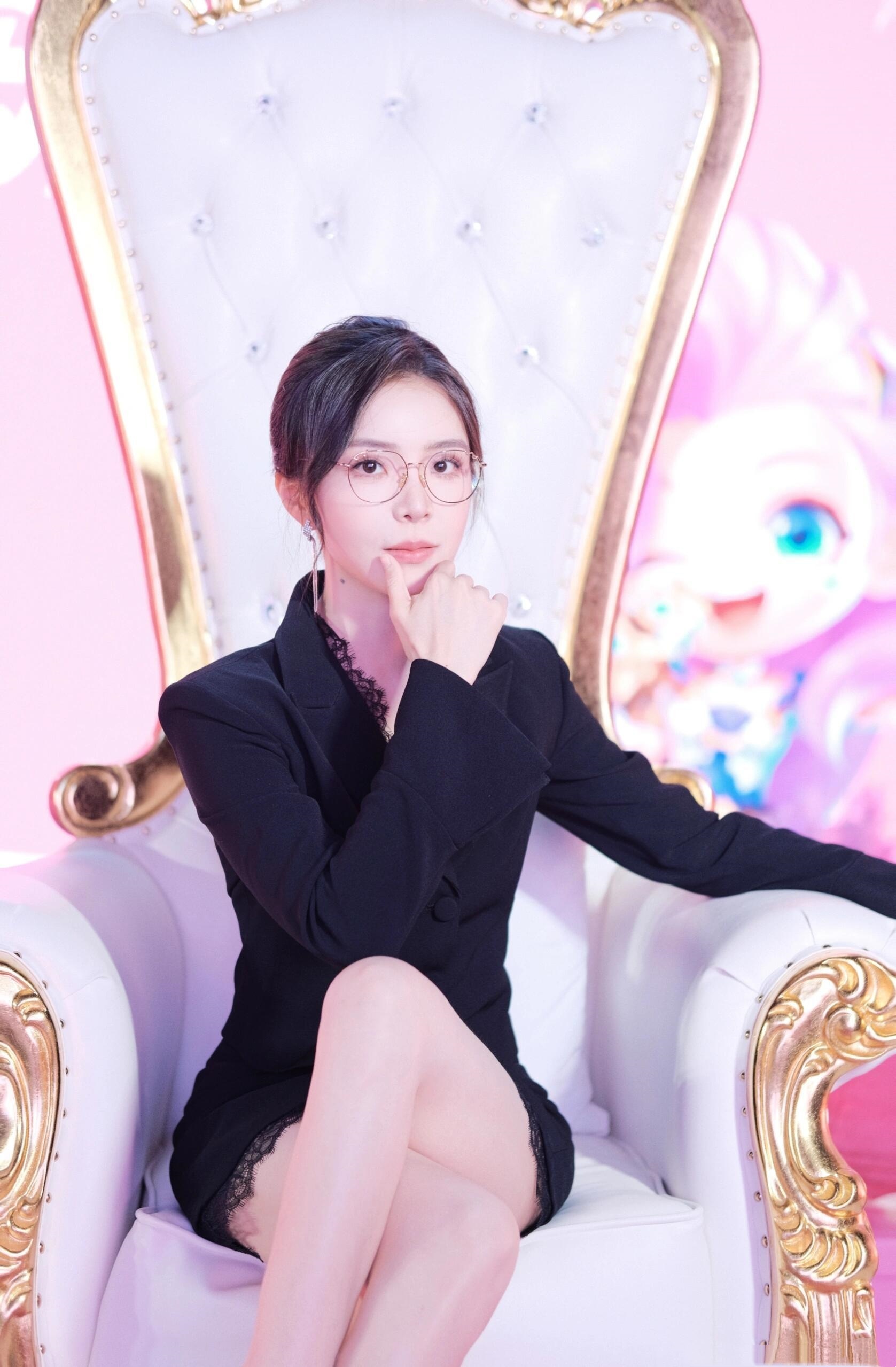 余霜，黑色蕾丝拼接西装，法式的浪漫