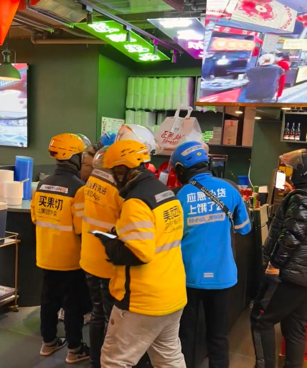 陪老公送了一天美团众包，我蹲路边哭了早上7点跟着他出门，第一单抢了个3块5的