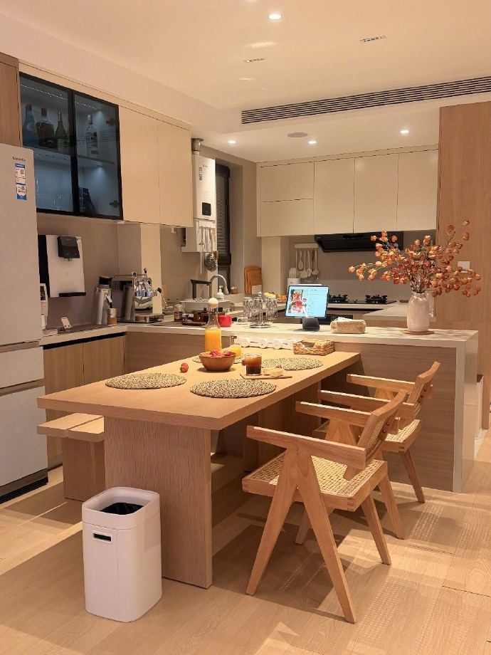 原木色系餐厨一体，风格统一又实用，给大家参考