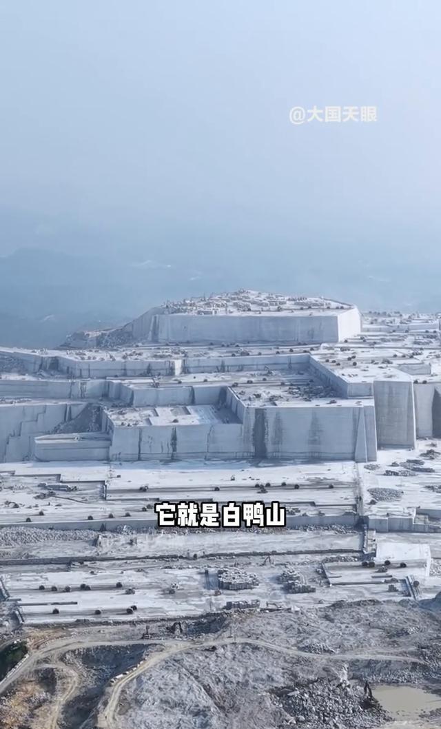 大国天眼。地球上最值钱的一座山之一，它既不在迪拜也不在美国，而是在中国的湖北麻