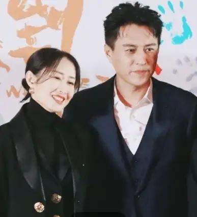 1998年，18岁的靳东饿着肚子拍戏，同剧组的刘敏涛没多想，把一天60块片酬全买