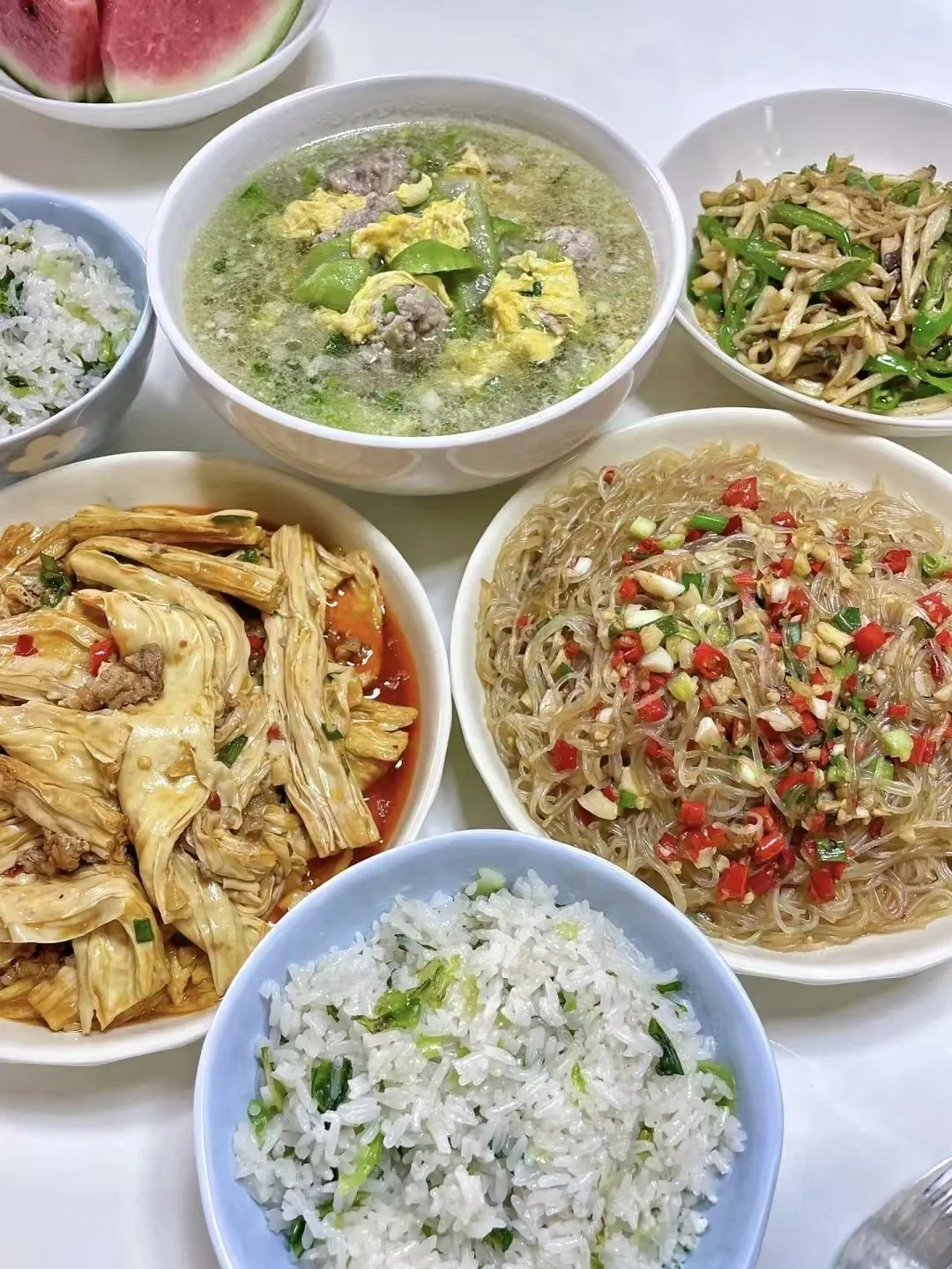 这是今天的晚餐，婆婆在家做的。我们下班跟孩子放学回来就差不多可以直接吃饭了。今天