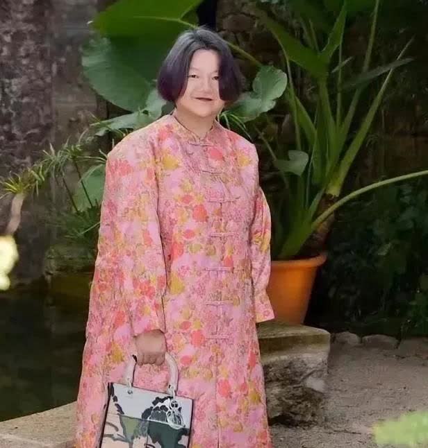 哇塞，64岁的洪晃难道是恋爱了？突然精心打扮自己。曾经她对别人的看法