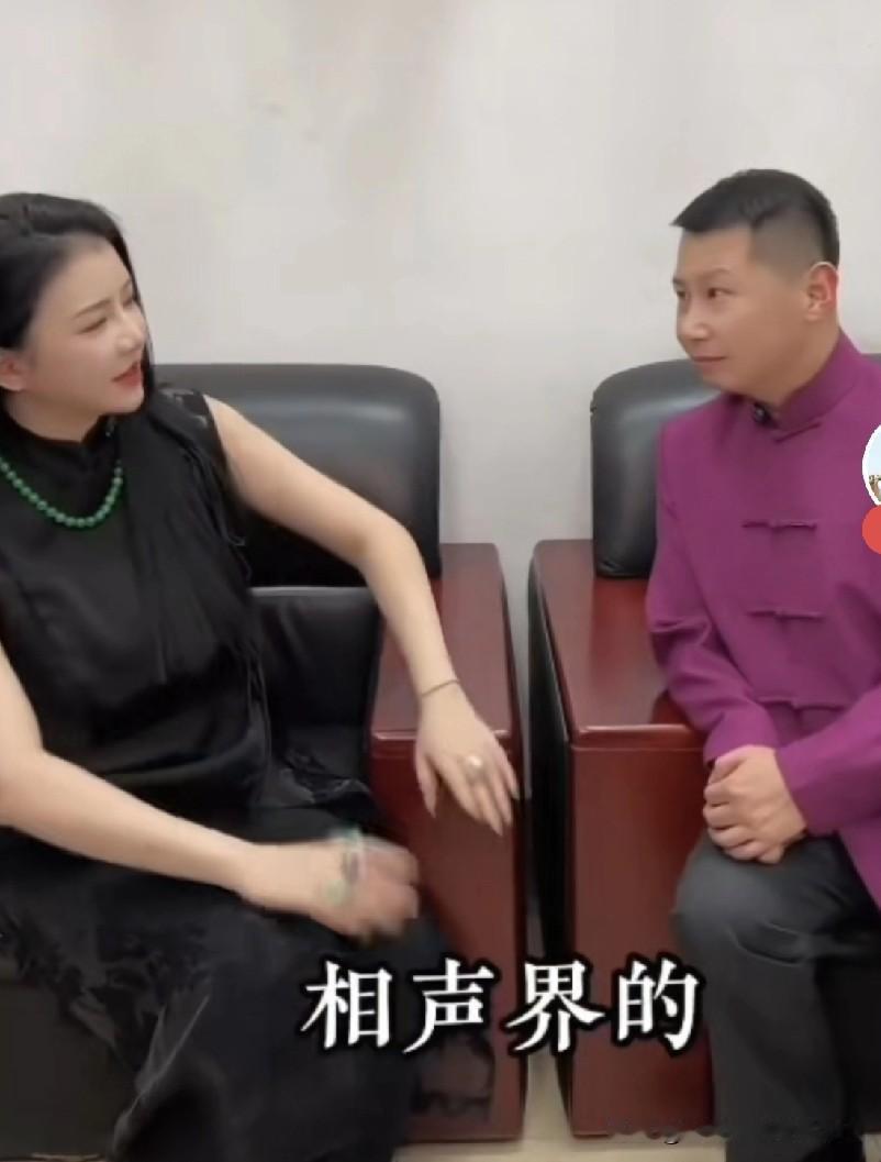 自称带艺投师被郭德纲清门摘云字的前大弟子何云伟被夸“不老娃娃脸”，他的回应让人笑