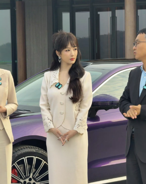 杨紫线下活动生图，好久不见的线下，穿搭个发型都好温柔！