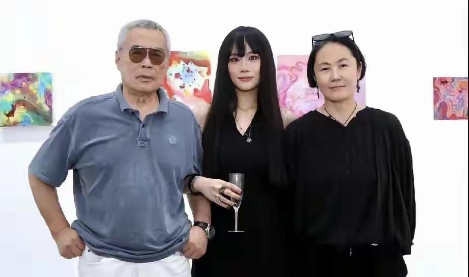 高原离婚后，当单亲妈妈的生活质量不会差的，因为父亲高飞一直支持女儿，如今窦佳嫄的