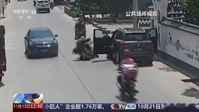 🚗骑车遭开门杀致1人被碾压身亡山西大同这起开门杀事故，一死一伤。路边停车突