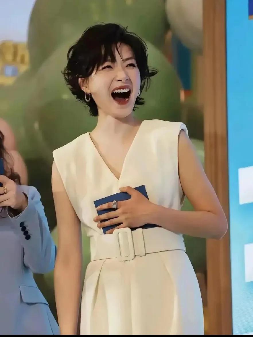 长发VS短发，万茜的美“切换自如”谁懂啊！被万茜的长发、短发造型狠狠惊艳到