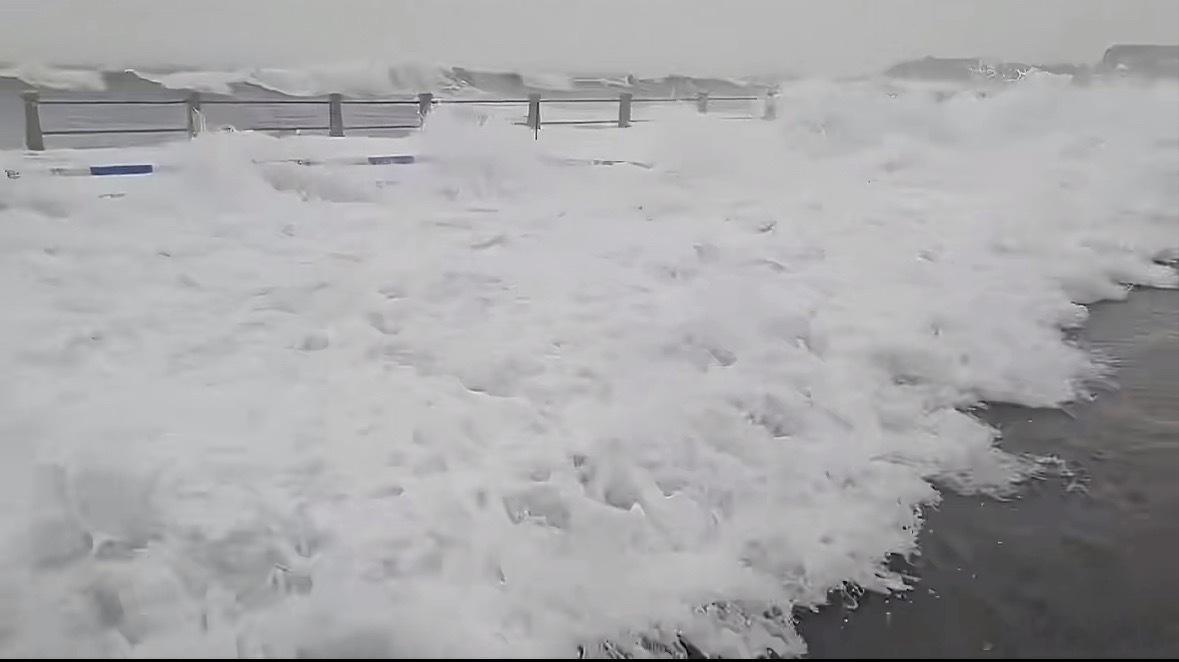 青岛海水倒灌，这几天大家还是少去海边吧，刚刷到了个人还在海边玩水，这浪这么大，
