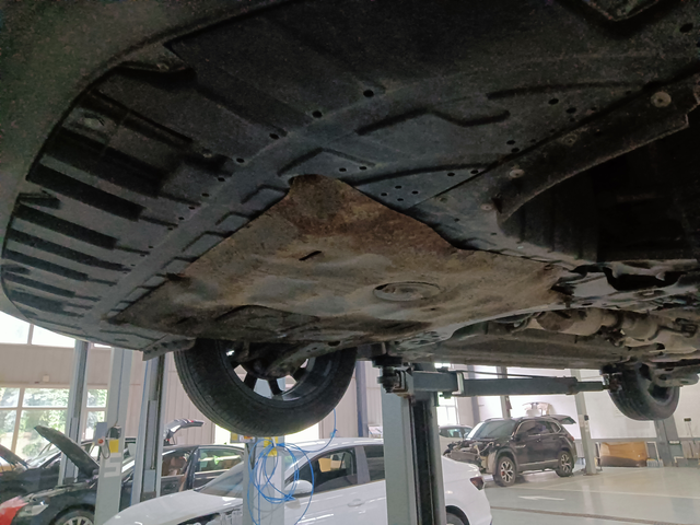 每天上下班都会路过一些颠簸路面那是真磕啊，后来就加装了底盘装甲，虽然也磕但是毕