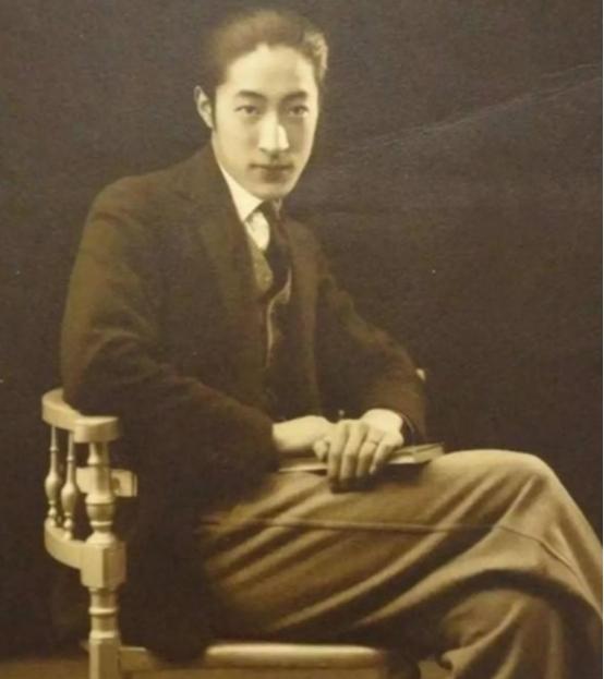 1962年，一位嘴唇、脸庞紫得发黑，头发全白、牙齿掉光，瘦到脱相的老人，在上海监