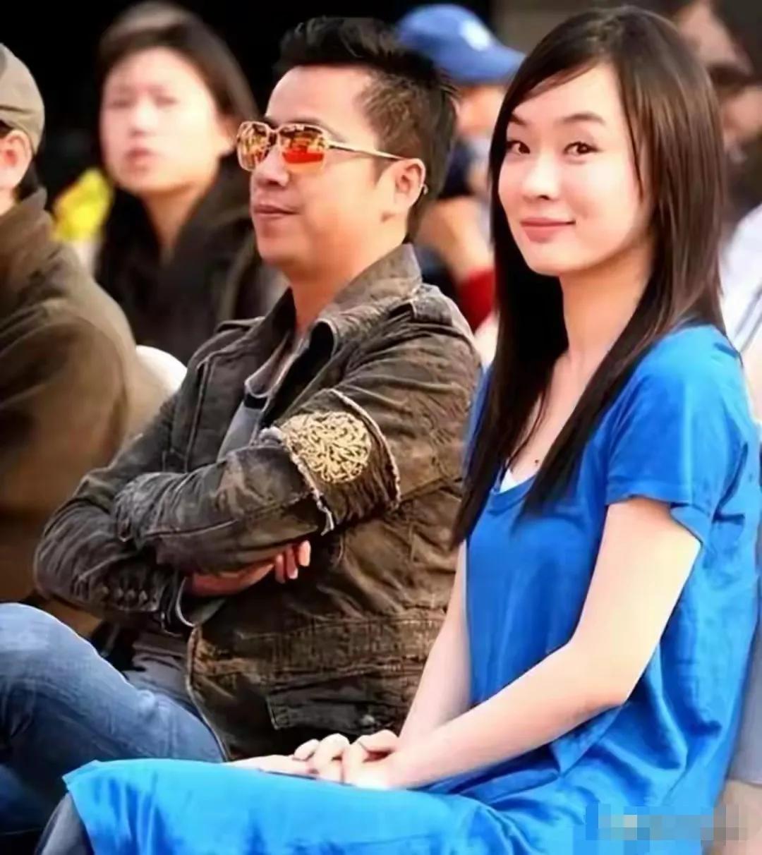 霍思燕太美了，杜江有福哦，看得出来他们家庭很幸福，因为婚后这么多年杜江眼里还是有