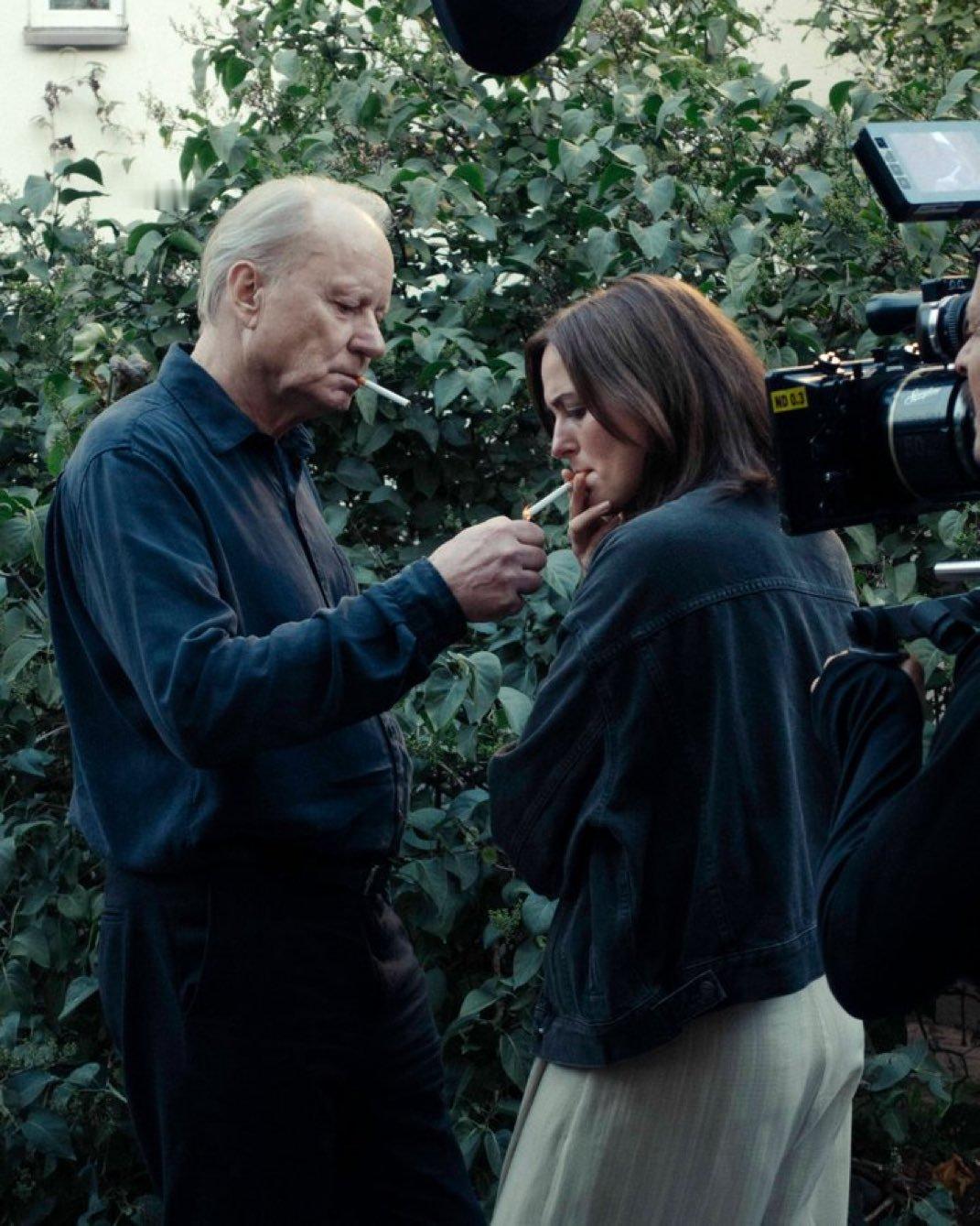 《情感价值》片场的斯特兰·斯卡斯加德与雷娜特·赖因斯夫摄影师：Christian