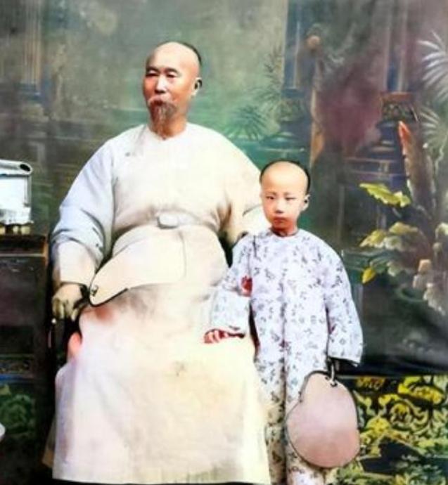 1901年，李鸿章死时，留给子孙10亿多元财产，没想到，52年后，他的孙子，43