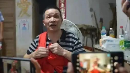 他当初介绍他的旧房子，很自然很近凑的说了“一句这里是案发现场”，然后自觉不对，赶