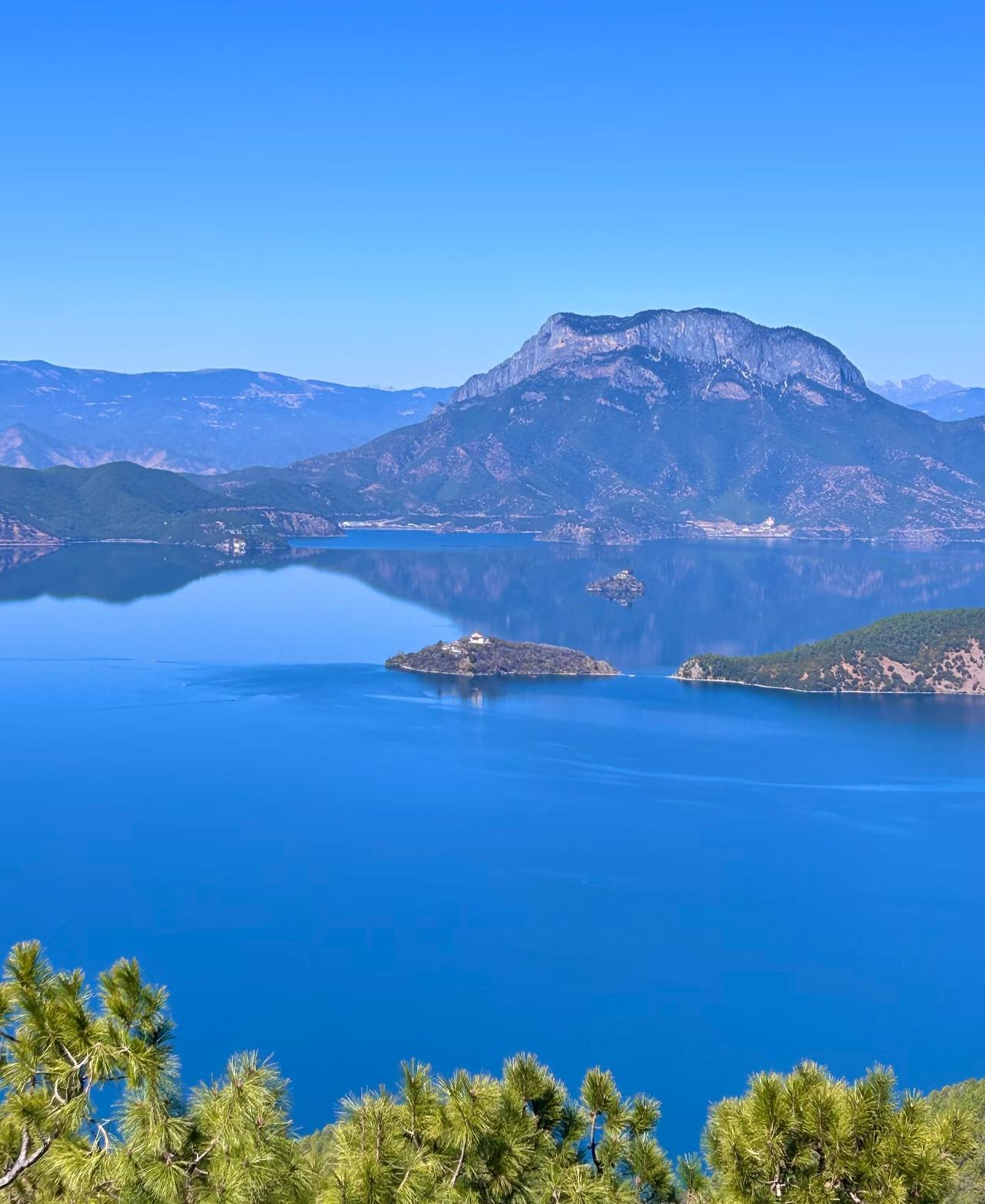 冬日泸沽湖丨蓝的像被星空染过马年的第一站终于赴了与泸沽湖的冬日之约这里的蓝