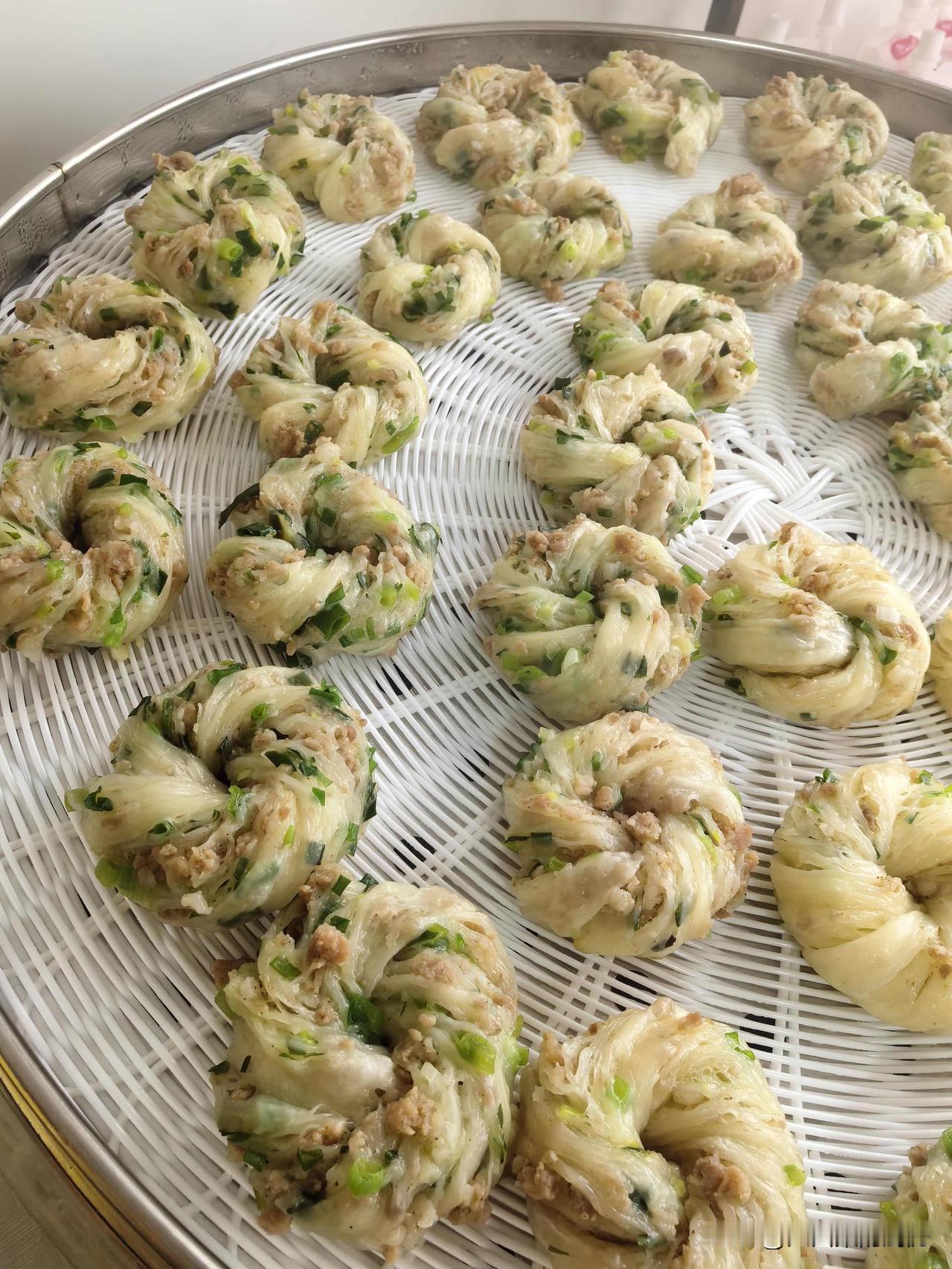 看看你做的花卷，看看怎么样？朋友们评价一下！刚出锅的花卷热气腾腾，白白胖胖的模样