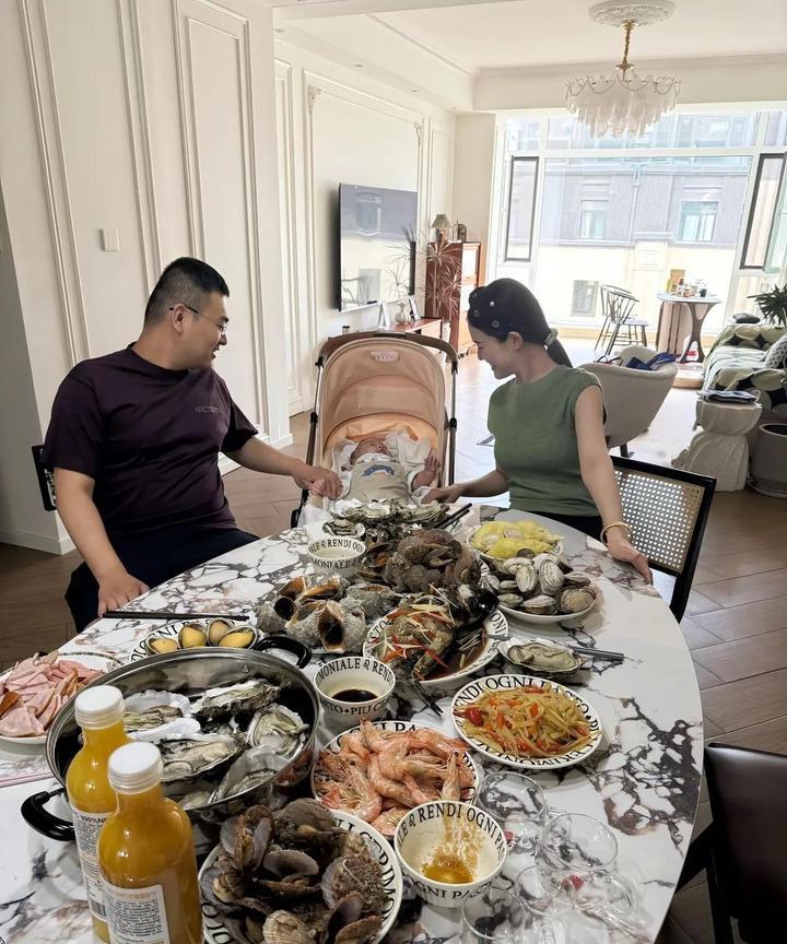 夫妻二个这么多海鲜一餐吃的完吗？