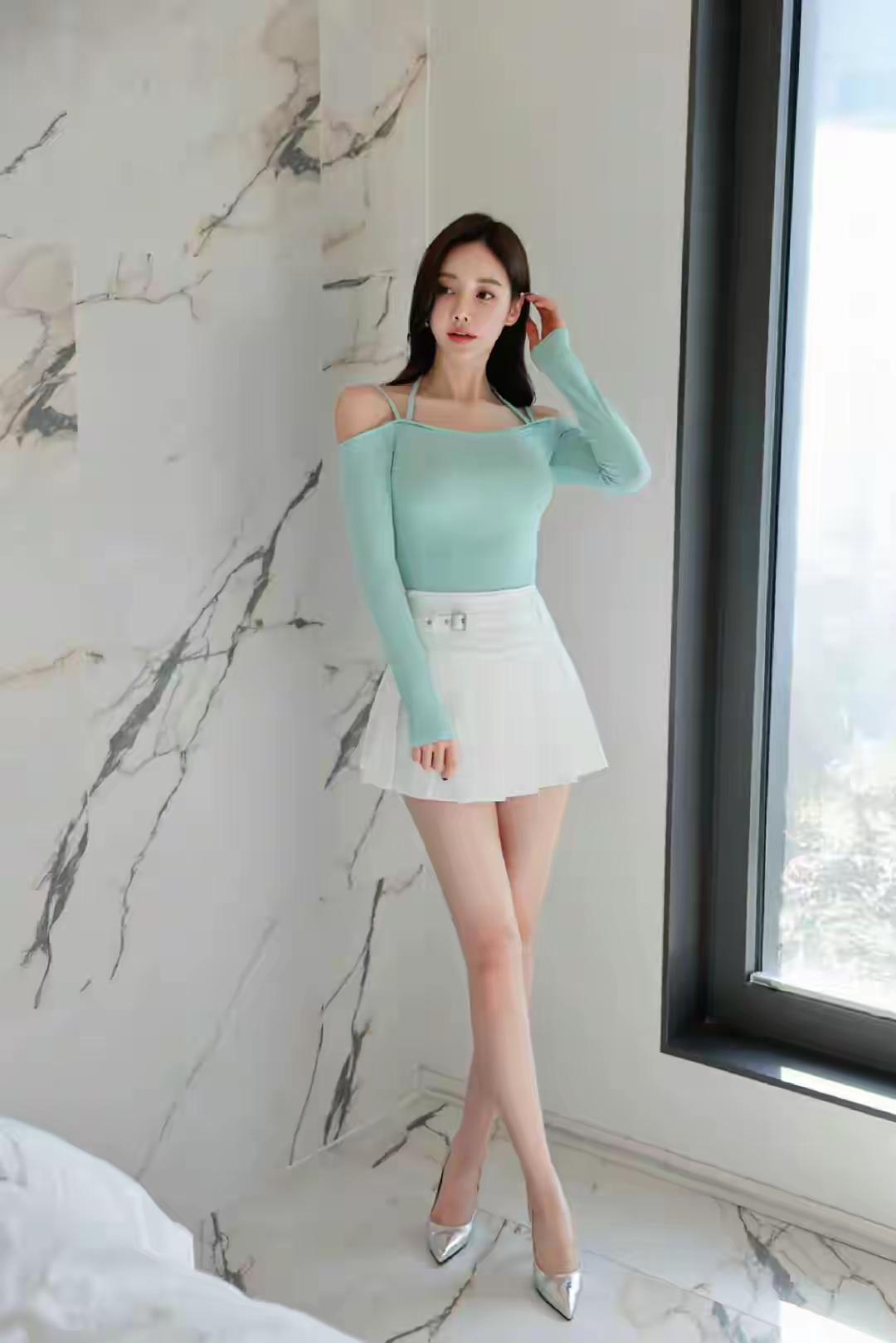 薄荷绿的温柔邂逅白色百褶裙的灵动，肩带设计勾勒出精致肩颈线，一步一摇间，是春日里
