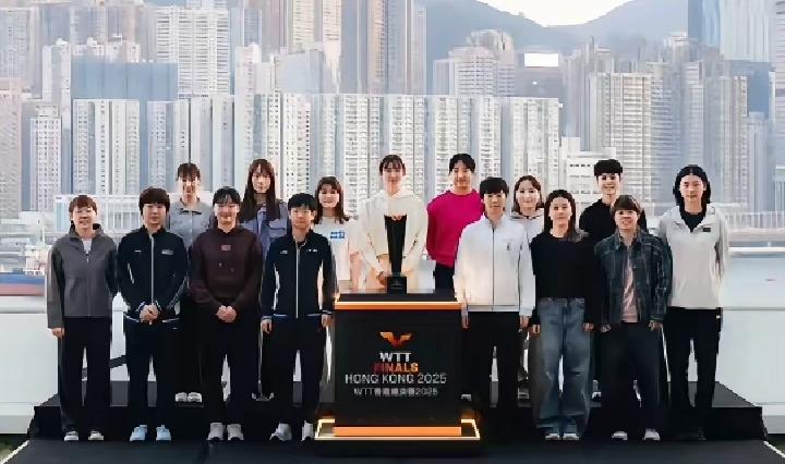 在香港总决赛混双组合大合影里，孙颖莎和王曼昱简直是全场的焦点！不仅青春靓丽还又帅