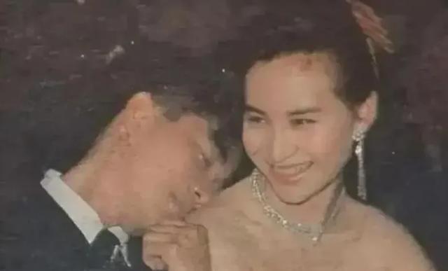 1992年，陈百强吞药自尽，昏迷17个月后去世，已为人妻的何超琼，不顾规矩和家人