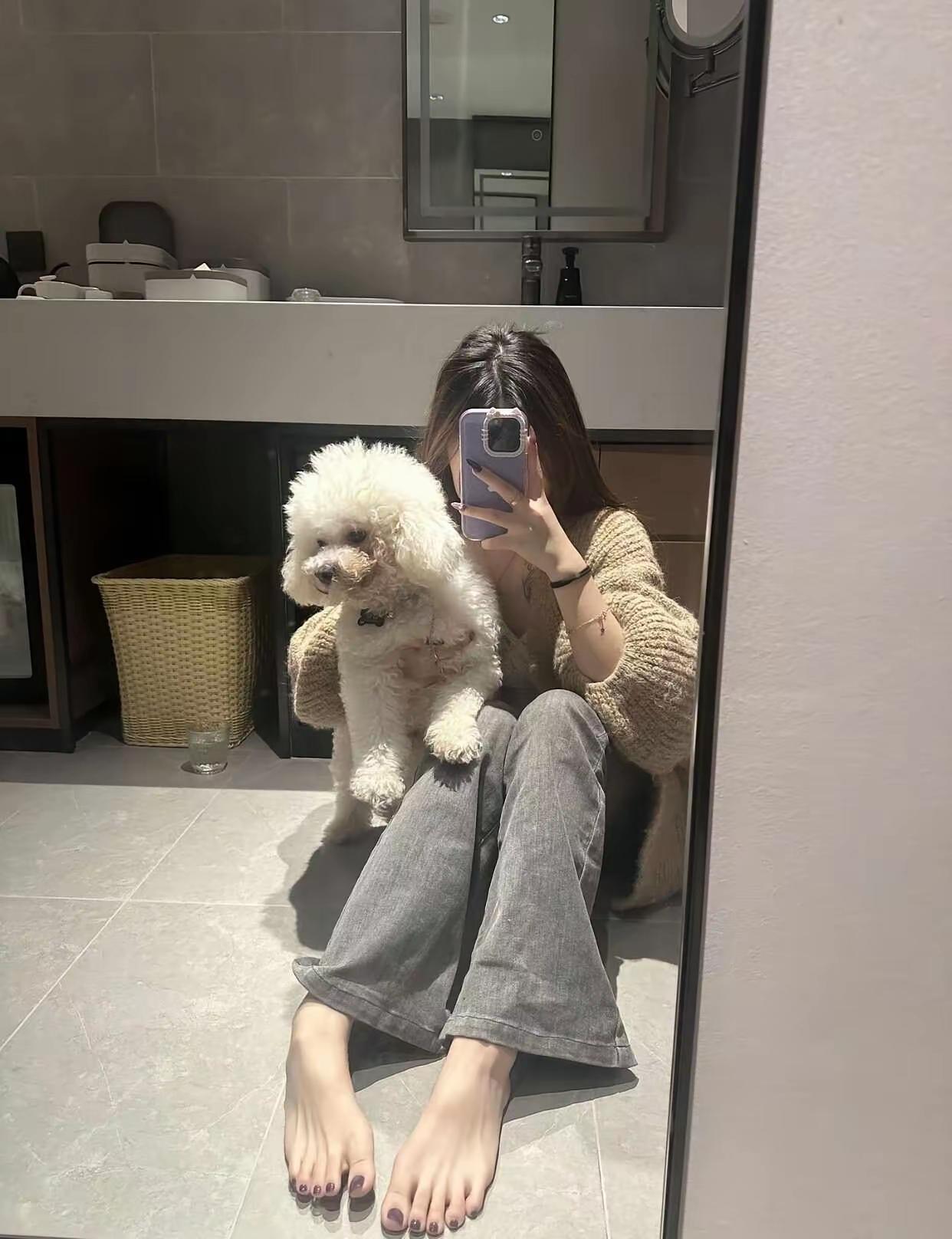 第一次见紫色的脚指甲油好显白