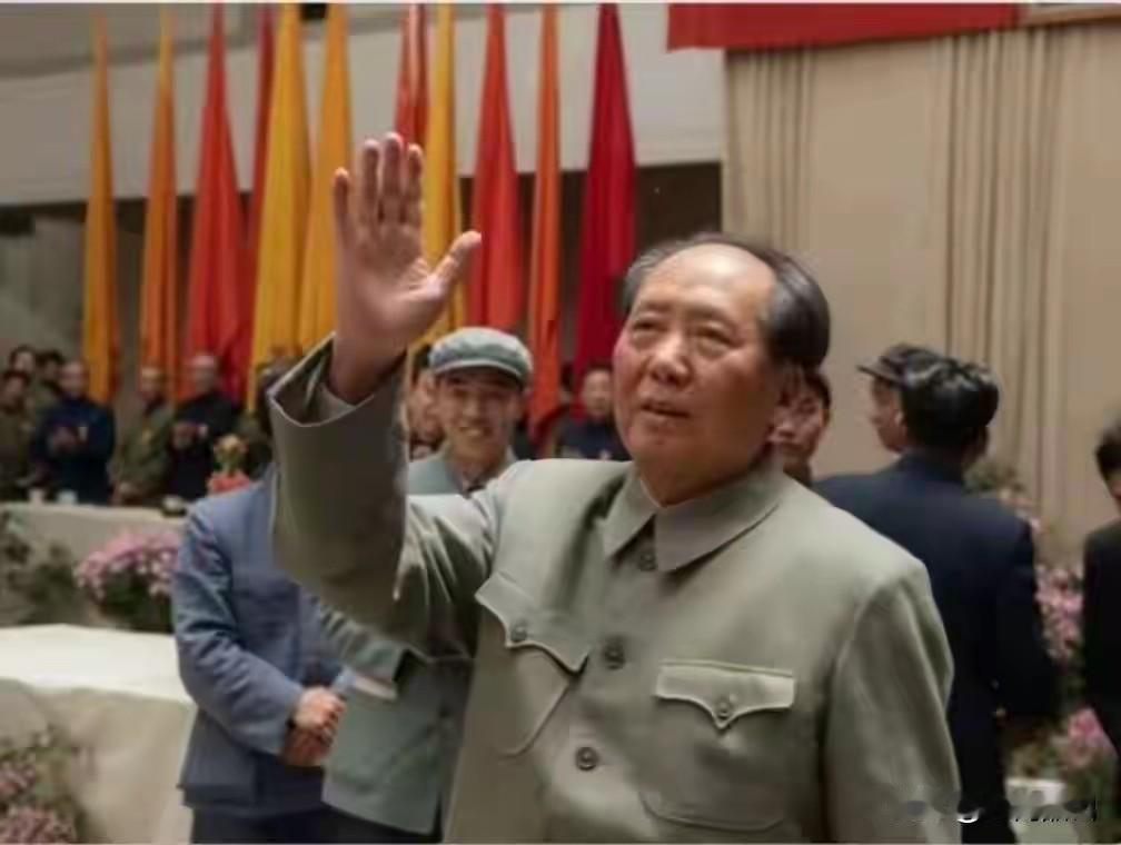 这个问题历史、人民早已给出了毋庸置疑的结论，人民心中的伟人是革命领袖毛主席！