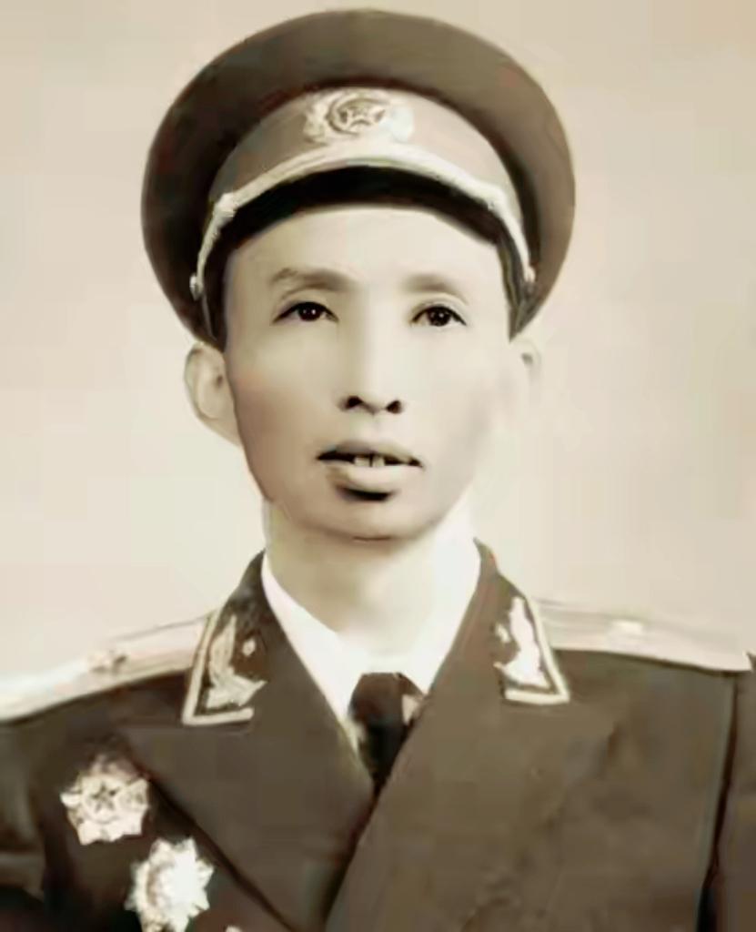 拟授中将，却改授少将，他写信向上级求实，毛主席:待遇提高两级！1955