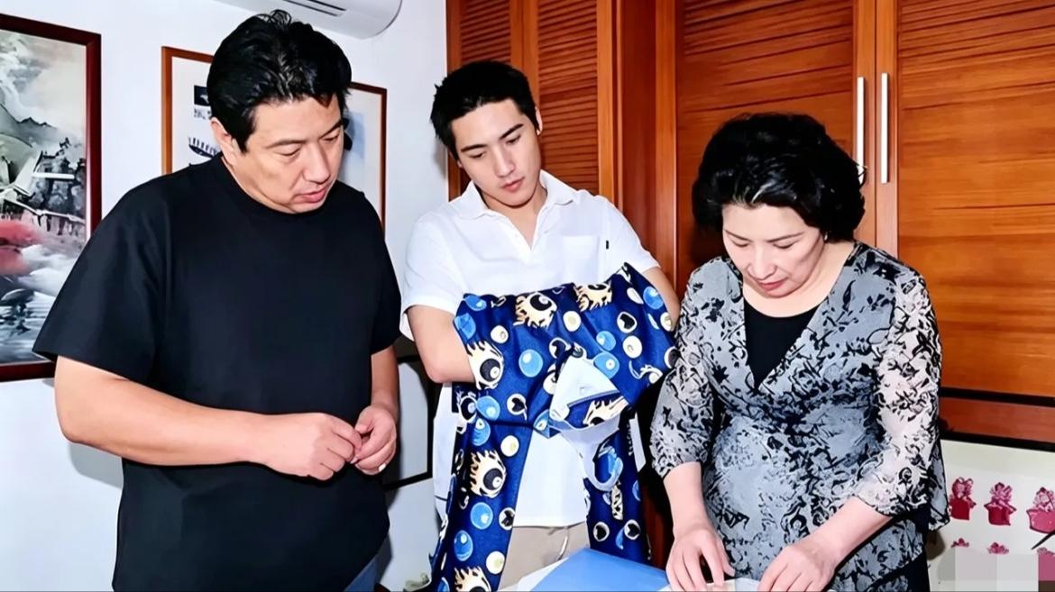 2005年，张灵甫遗孀王玉龄与儿子张道宇，孙子张允泽在上海家中的一张留影，彼时的