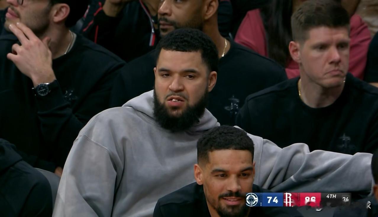 火箭当家控卫范弗里特真是为球队操碎了心！在今天火箭主场迎战快船的比赛中，当时比赛