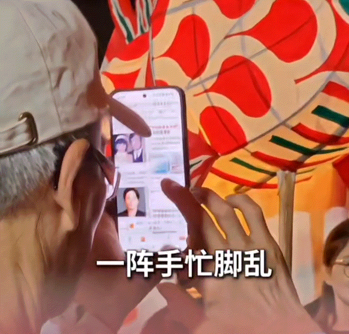 安徽黄山的一处景区内，一名大爷本想用手机拍照记录下彩灯表演，不曾想大爷一打开手机