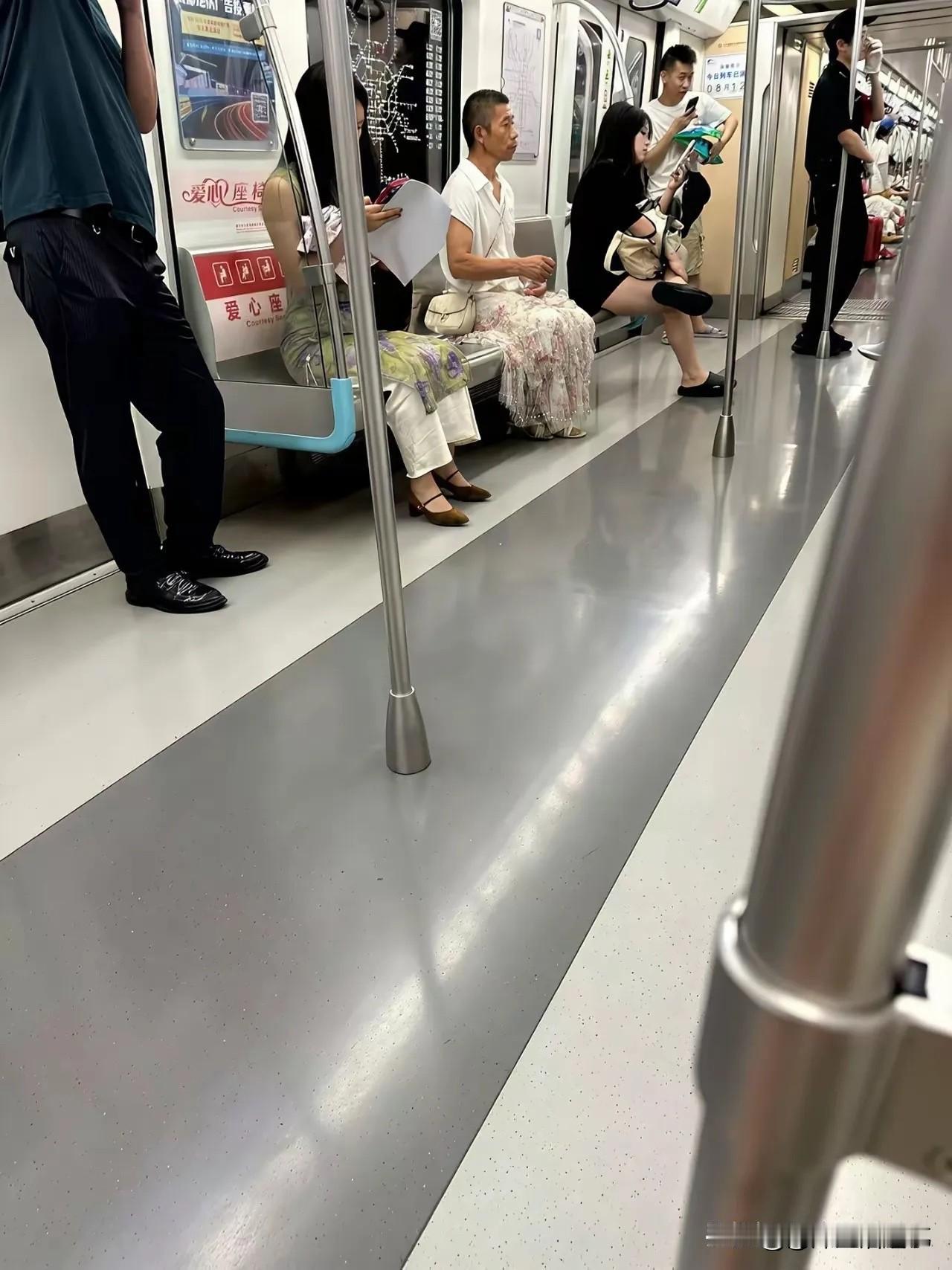地铁上的一幕，不得不说，惊呆了啊！