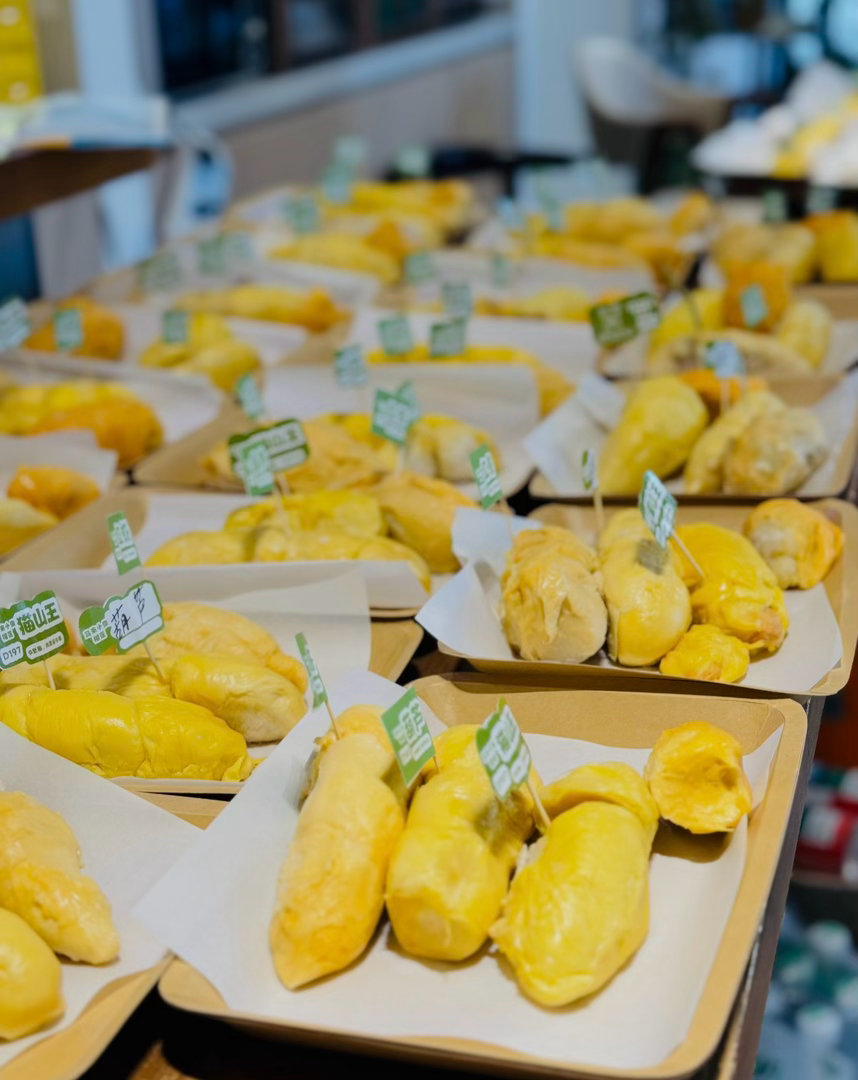 今天客户请我们吃鲜剥榴莲虽然好吃，但是吃一个就不想吃了还是更喜欢榴莲披萨看我这出