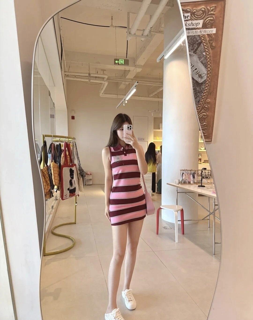 逛街随手拍的镜中瞬间，粉红条纹裙的甜酷感拿捏住啦，今日份的快乐是穿搭给的～