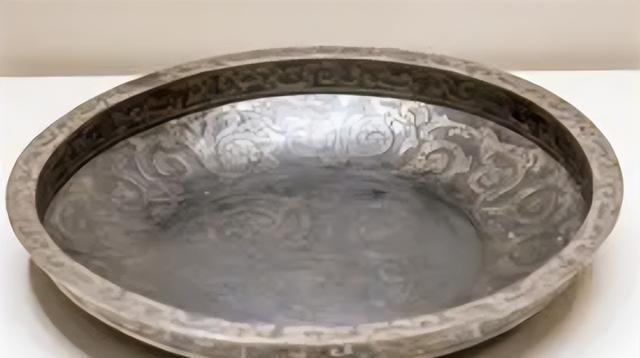 1988年夏天的一个夜里，一对刚结婚不久的小夫妻在房间里，二人正准备躺下睡觉，突