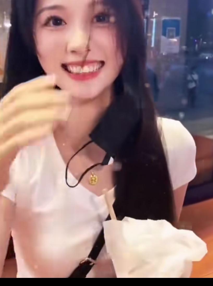 二舅热心帮我介绍的相亲对象，见面时她一直戴着口罩，我心里还暗自猜想模样。直到摘下