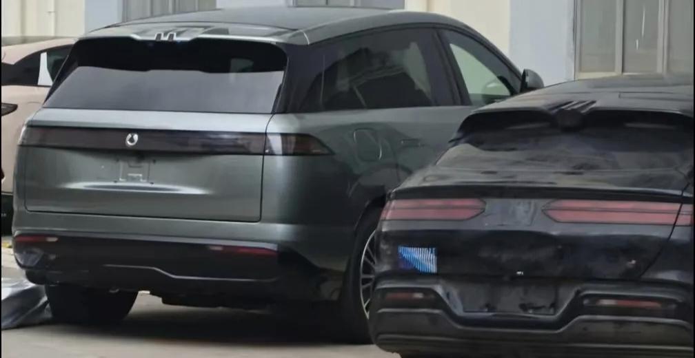 最近网上曝光了一组腾势全新SUV的图片，网传新车或为腾势N8，定位为N8L之下，