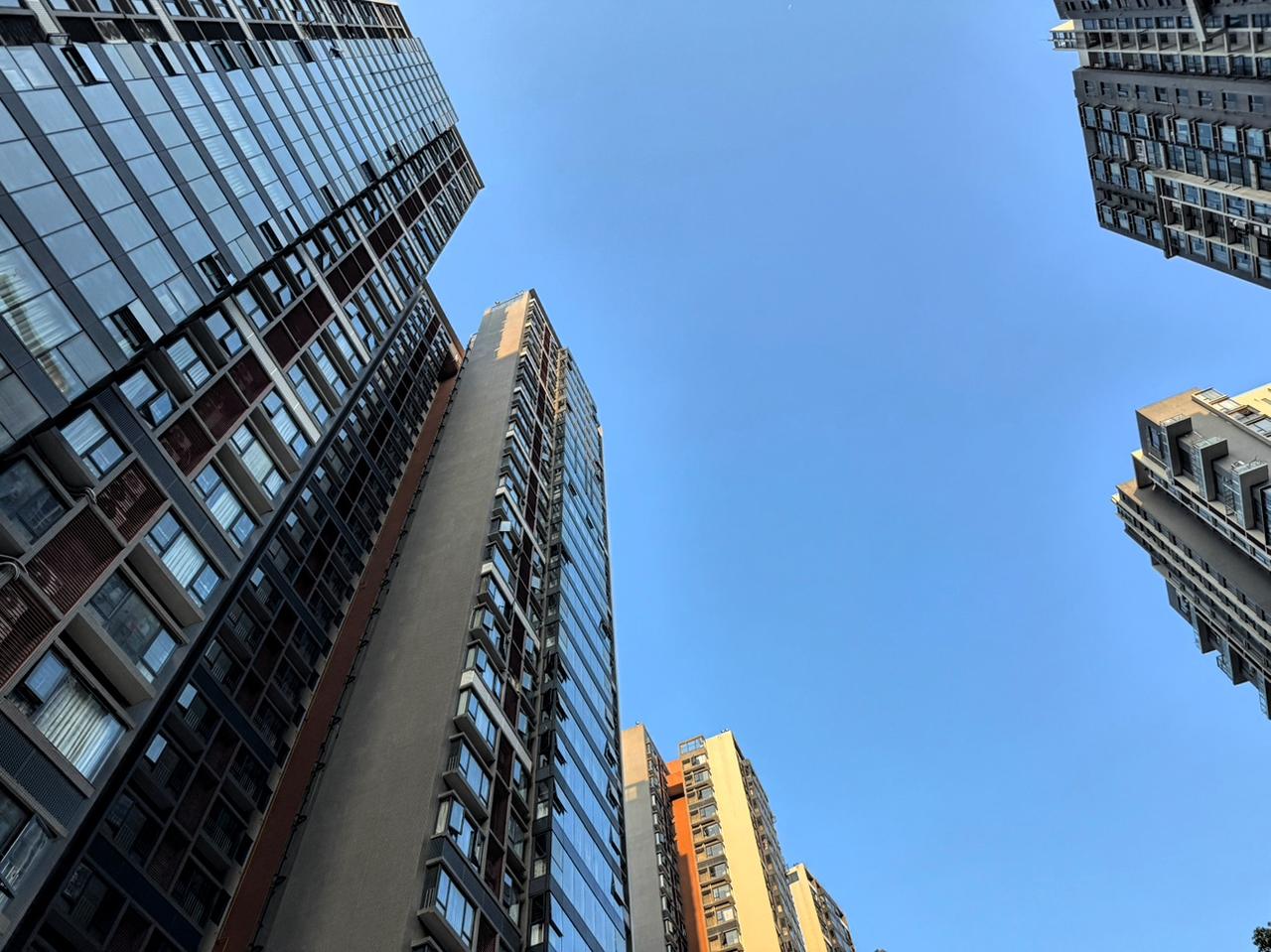 脑子一热，亏10万跟风卖了房子，半年不到后悔了！说起这件事，朋友黎风连大腿都