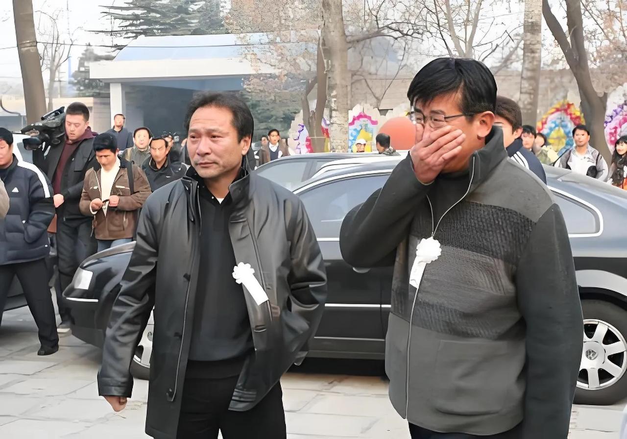 2007年，足球明星李富胜葬礼上，沈祥福泣不成声，贺龙子女送上花圈，一张珍贵的镜