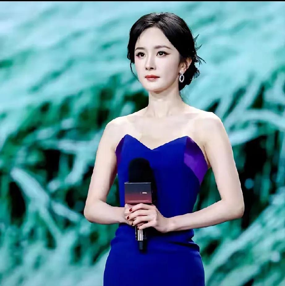 2025微博之夜，杨幂凭《生万物》斩获“年度实力女演员”，一段获奖感言引爆全网！