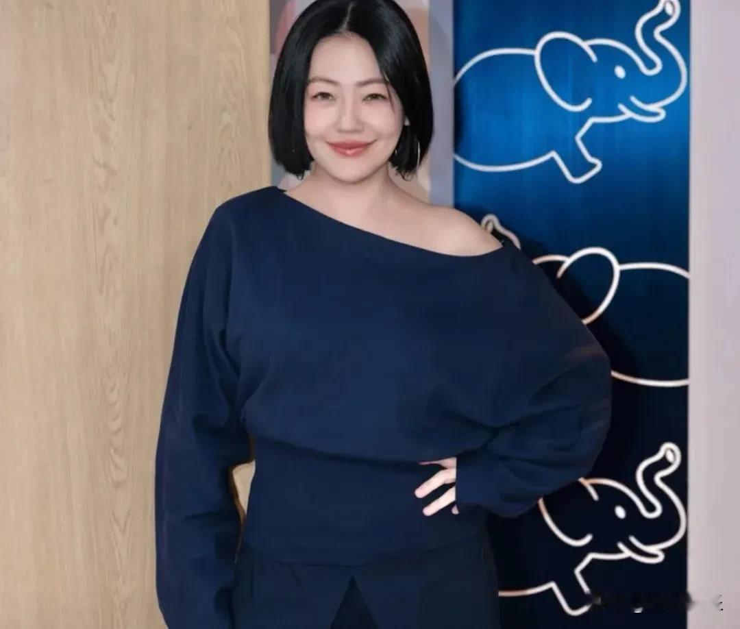 小S，思念发文！5月26日，小S突然在社交平台上晒出一组归宁宴的旧照，配