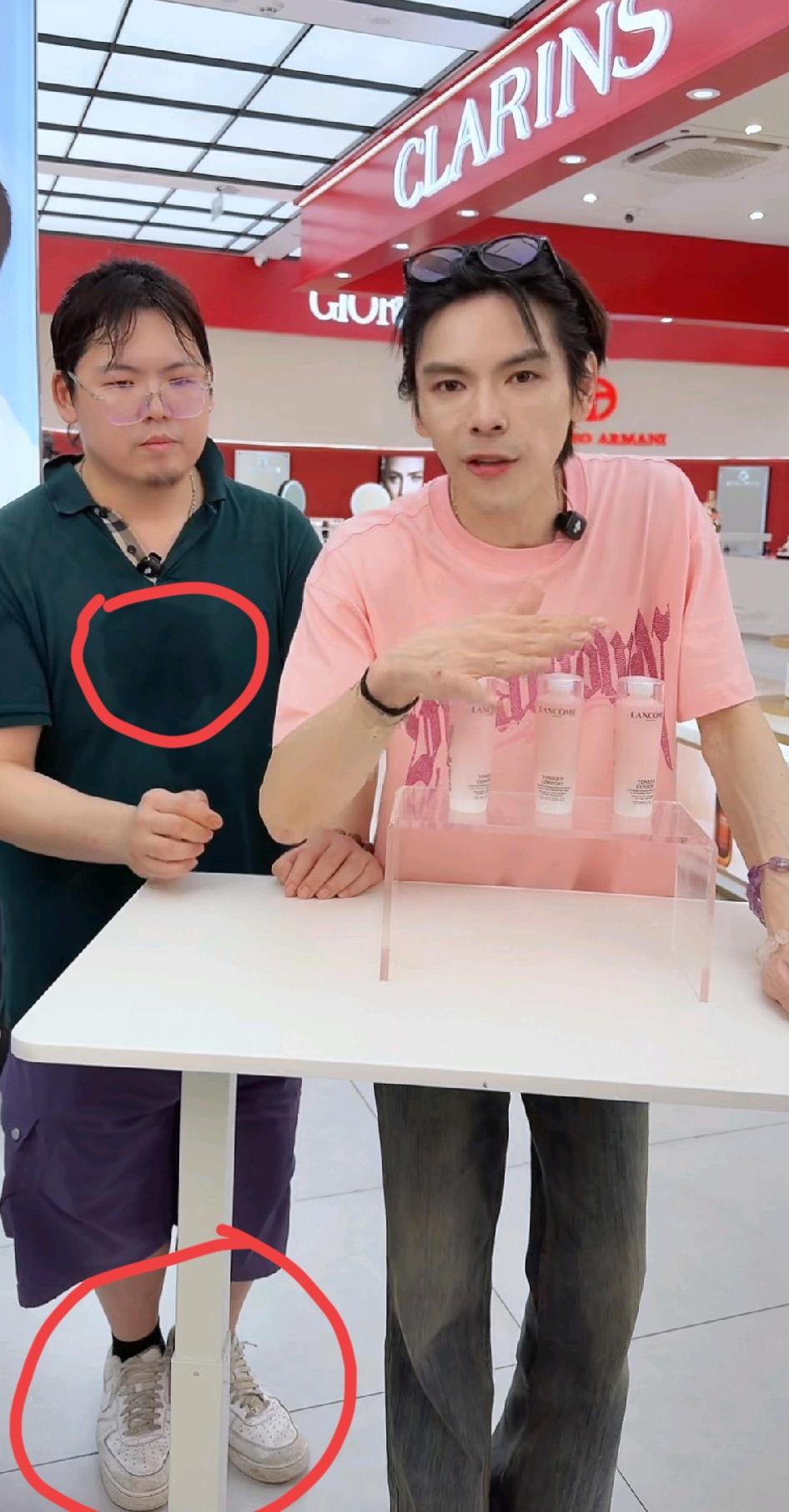 感觉向佑的日子确实不好过，你看他在向佐直播间，两个人的状态和打扮完全不一