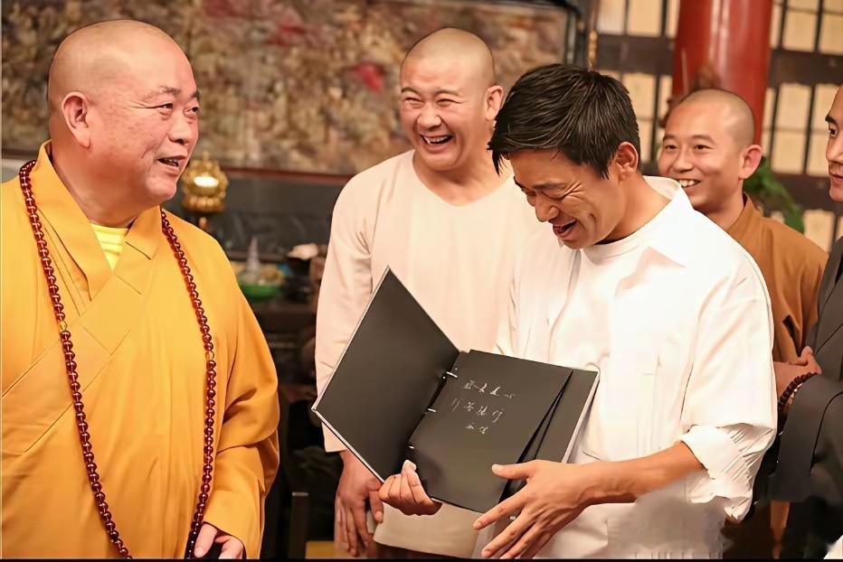 王宝强与释永信大师的一张留影，小时候王宝强也在少林寺学过武艺。