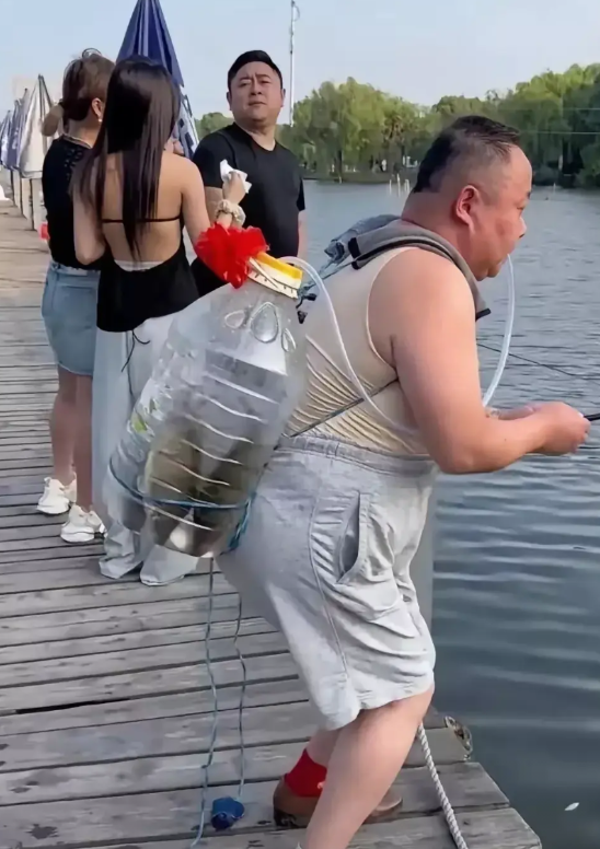 “笑不活了”福建，有一名男子跟朋友到钓鱼场钓鱼，刚来到钓鱼场，看到一名大叔弯着腰