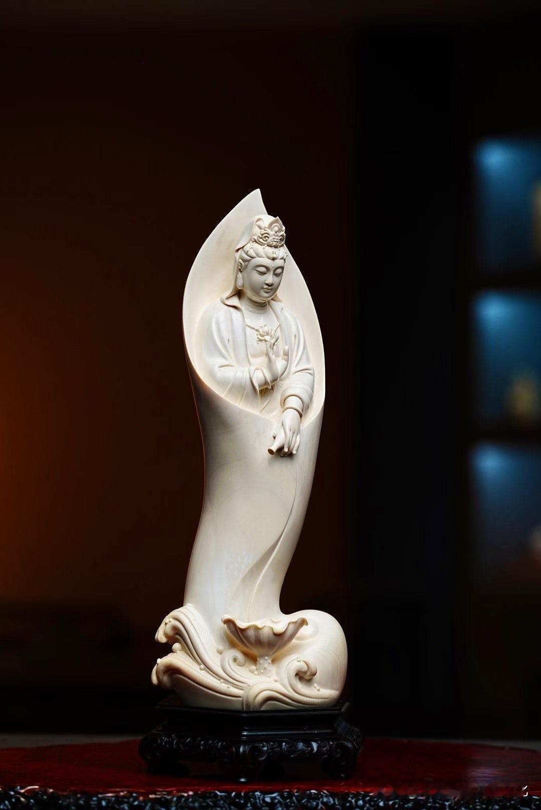 一叶舒展，观音静坐。猛犸冰牙温润细腻，观音依叶而立，莲华环绕，半袒衣着与舒展