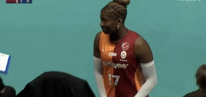 在第19轮输给费内巴切的比赛中，加拉塔萨雷主帅巴尔博里尼也是逗乐，场上已经有王媛